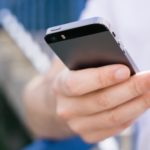 iPhoneの「手前に傾けてスリープ解除」とは?
