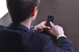 iPhoneの画面がすぐに消えてロックがかかるのを防ぐ方法