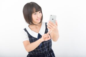自撮りをもっとキレイに！iPhoneのフラッシュ機能