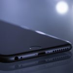 睡眠を阻害するブルーライトを夜だけカットする裏ワザ