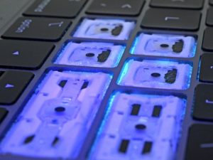 iFixit、2018年MacBook Proの第三世代バタフライキーボードのテストを行う