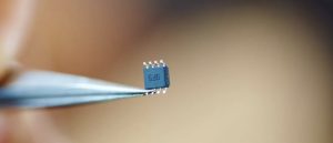 Apple、CEOティム・クック氏中国訪問でスパイチップを否定