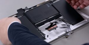 アップル、新しいMacBook Airのバッテリーを個別に交換できる