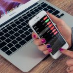 iPhoneで文章を読んでいるときに画面が暗くなってしまうのを防ぐ方法