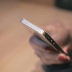 iPhoneのホワイトポイントを下げれば寝る前の操作も快適