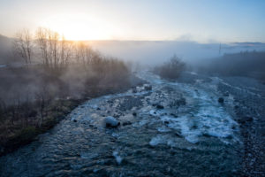 川底に2ヶ月間放置！？それでもiPhone8は壊れなかったと話題に！