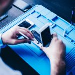 iPhoneの画面が浮いてくる原因と対処方法について