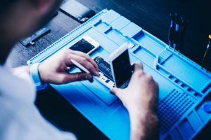 iPhoneの画面が浮いてくる原因と対処方法について