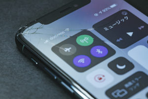 iPhoneの画面が割れてしまった時の対処方法は？