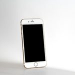 突然iPhoneの画面が真っ黒になる原因と対処法について