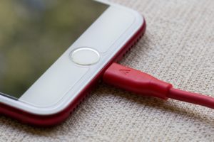 iPhoneで充電ができなくなる原因と正しい対処法について