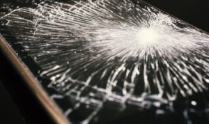 iPhoneの画面割れで液晶漏れを起こしたときの修理方法について