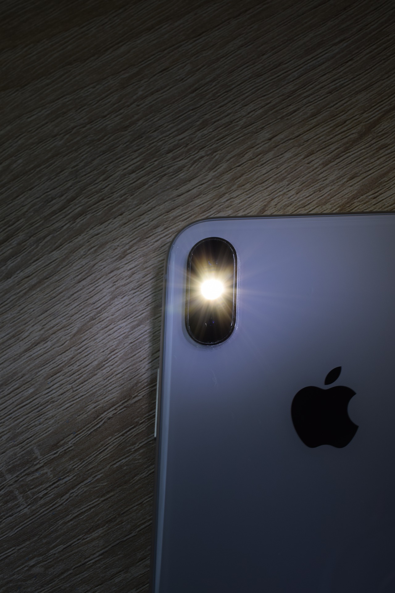 Iphoneのライトが付かなくなる原因と対処法について解説