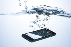 驚きの耐水性能！極寒湖底で30日間耐えたiPhone11 Proを無事救出！