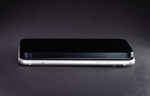 修理できるのか！？iPhone12や他のモデルもアルミ素材で色褪せ発生！