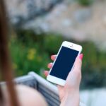 iPhoneで通話時に画面が暗くなる原因と対処法について