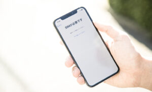 iPhoneでSIMカードを読み込まなくなる原因と対処法