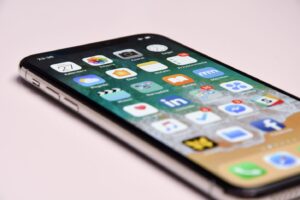 iPhoneの液晶が浮いてきたら修理へ！原因やNGな対処法を紹介