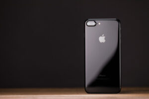 iPhoneで画面の周りから光漏れが起きる原因と対処法について