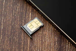 SIMカードレス化！？AppleはiPhone15で耐久性を徹底的に高める方向へ