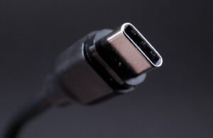 世界初USB-C iPhone Xを販売！価格は期待はずれの3,000ドルだった…