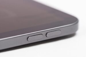 iPadの画面が浮いてくる原因と対処方法について