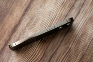 iPhoneの画面に隙間ができる原因と対処方法について