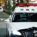 いたずらか組織的な犯罪か!?AirTagをパトカーに取り付けて追跡を