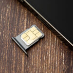 iPhoneで「SIMなし」と表示される原因と対処法