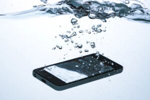 iPhoneを誤って水没させたときの正しい対処方法をご紹介