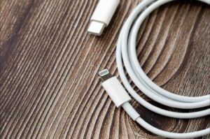 iPhoneで充電に時間がかかる原因と対処法について