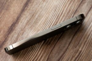 iPhoneで画面が浮き上がる原因と対処方法について