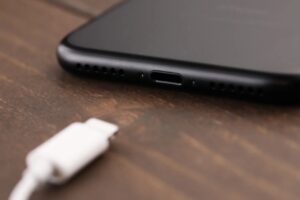 iPhoneで充電中に違和感を感じた際の対処方法について