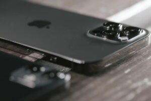 iPhoneが突然動かなくなってしまう原因と対処法について