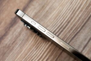 iPhoneで音量ボタンが勝手に反応する原因と対処法について