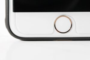 iPhoneでホームボタンが効かなくなった時の対処法と修理方法