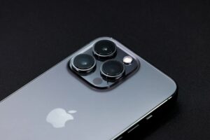 iPhoneのカメラレンズが割れた際の対処法について解説