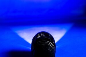 背面トリプルタップで懐中電灯を設定する方法