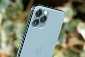 iPhoneが急に動かなくなってしまう原因と対処法について