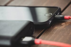 iPhoneですぐに電源が切れてしまう原因と対処法について