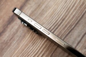 iPhoneで音量が勝手に変わる原因と対処法について