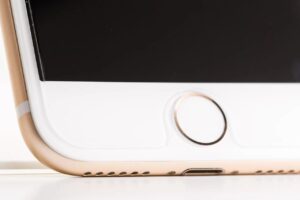 iPhoneでホームボタンが使えなくなった時の対処法と修理方法