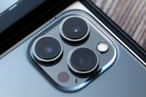 iPhoneのカメラレンズ割れを放置すると危険な理由について解説