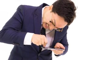 iPhoneで重度の液晶破損が起きた時の注意点について