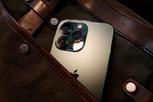 iPhoneのロック画面にあるフラッシュボタンとカメラを削除する