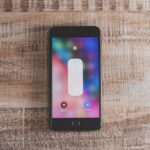 明るさが最大なのにiPhoneの画面が暗くなる原因と対処法