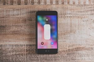 明るさが最大なのにiPhoneの画面が暗くなる原因と対処法