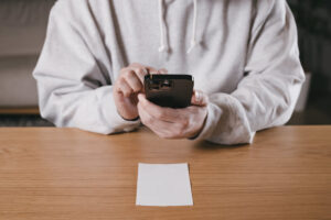 iPhoneで紙の書類をスキャンして保存する方法