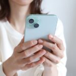 iPhoneを使っているときの刺激的な光を軽減する方法