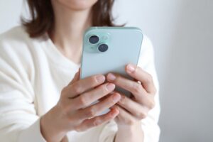 iPhoneを使っているときの刺激的な光を軽減する方法